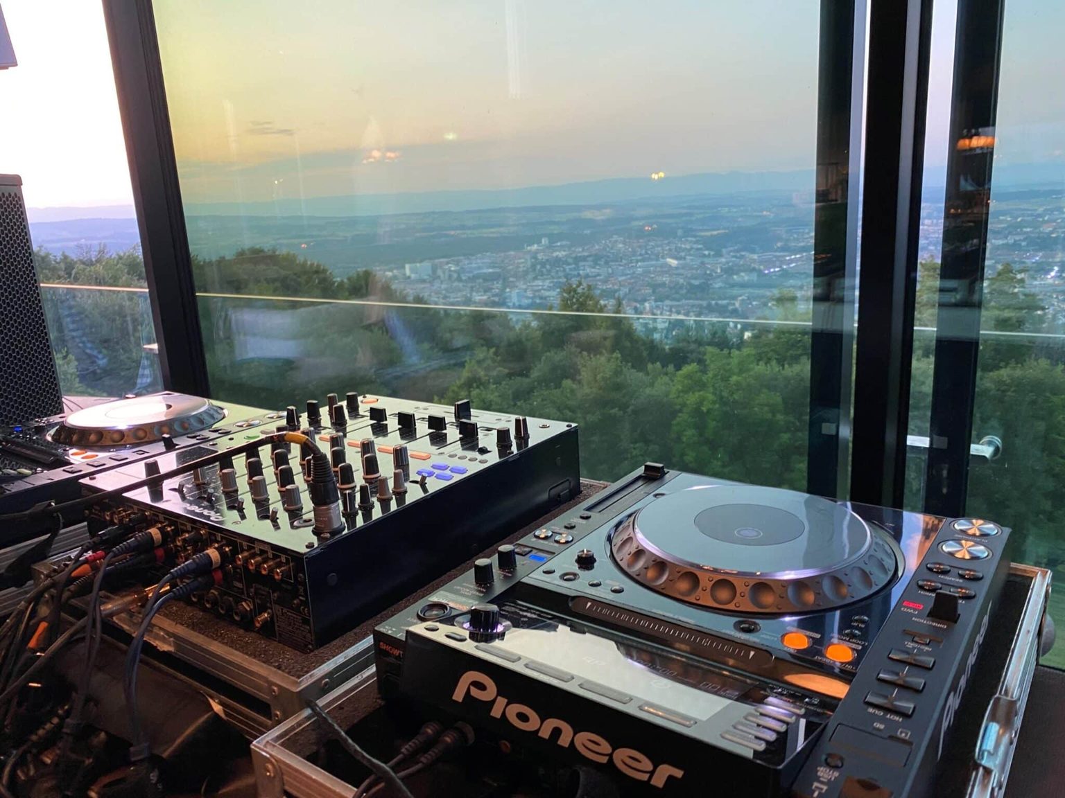 DJ-Setup von DJ ZMi mit Aussicht über Bern