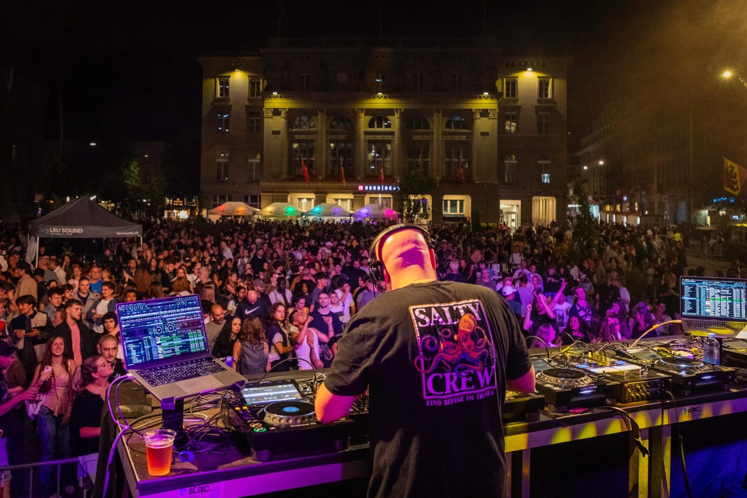 DJ ZMi am DJ-Pult vor Publikum auf dem Bundesplatz Bern